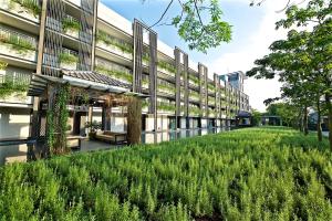 吉安秧悦美地度假酒店的草场建筑的外部景观