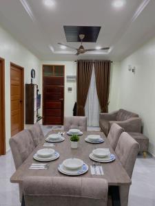 Posezení v ubytování NSJay Guest House