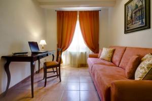 A seating area at Hotel Il Cavallo