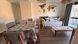 a living room with a table and a couch at Vista Montañas y Viñas in Cafayate