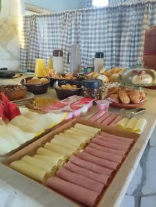 una tavola con formaggio e altri prodotti alimentari di Recanto das Pedras - Suíte 2 a São Thomé das Letras