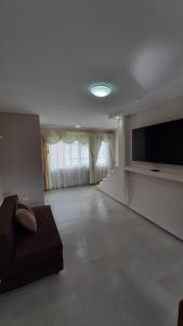 TV a/nebo společenská místnost v ubytování Modern-New Apartment