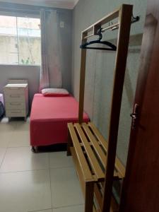 um pequeno quarto com um beliche e uma janela em hostel praia dos ingleses em Florianópolis