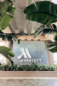 Marriott Long Beach Downtown的证书、奖牌、标识或其他文件