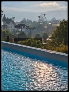 una piscina con vista sulla città di Precioso departamento con vista a la playa a Papudo