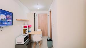 Gallery image of Warm Studio No Kitchen Apartment Bandaraya Tallasa City Makassar By Travelio in Tarallawe