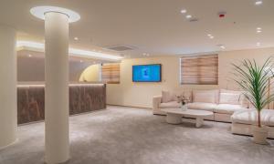 a waiting room with a couch and a table at Jamsil Orosie Tourist Hotel in Seoul
