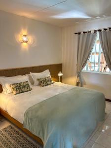 Voodi või voodid majutusasutuse Chic Home with Private Pool, 1 min to Beach toas