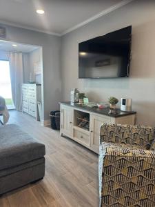 โทรทัศน์และ/หรือระบบความบันเทิงของ Sunset Harbor Palms 1-108