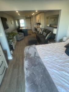 เตียงในห้องที่ Sunset Harbor Palms 1-108
