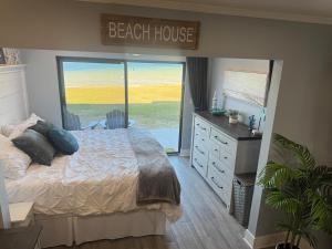 เตียงในห้องที่ Sunset Harbor Palms 1-108