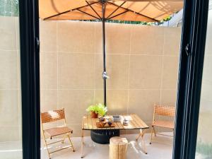 上海市にある禅茶庭院两居室2-Bedroom Apart ment With Gardenのパティオ(傘付)
