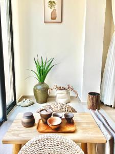 上海市にある禅茶庭院两居室2-Bedroom Apart ment With Gardenの鉢植えのテーブル付き部屋 +17枚の写真