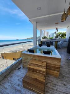cocina con bañera y vistas a la playa en CASA frente al mar, en Gaira