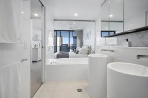 Koupelna v ubytování Oracle Beachfront Apartments Broadbeach