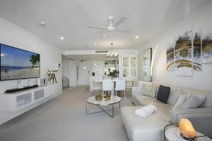 TV a/nebo společenská místnost v ubytování Oracle Beachfront Apartments Broadbeach
