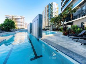 Bazén v ubytování Oracle Beachfront Apartments Broadbeach nebo v jeho okolí