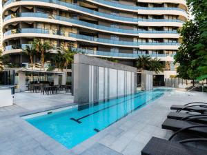 Bazén v ubytování Oracle Beachfront Apartments Broadbeach nebo v jeho okolí
