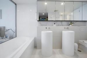 Koupelna v ubytování Oracle Beachfront Apartments Broadbeach