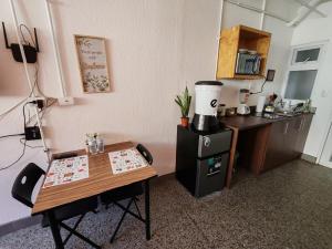 a small kitchen with a table and a small kitchen with a stove at Apto moderno zona 1 in Guatemala