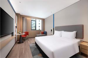 Ένα ή περισσότερα κρεβάτια σε δωμάτιο στο Holiday Inn Express Haikou World Trade Center by IHG