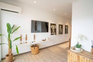 a room with a museum with sculptures on the wall at Condo Ouana with pool in Baie Nettle