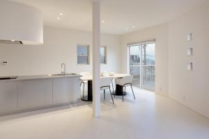 镰仓市Attention Studio Villa镰仓高校前 -KA0046的白色的厨房配有桌椅 更多59张照片