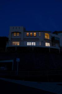 a building at night with its lights on at Attention Studio Villa镰仓高校前 -KA0046 in Kamakura