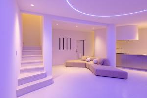 镰仓市Attention Studio Villa镰仓高校前 -KA0046的带沙发和楼梯的客厅