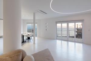 镰仓市Attention Studio Villa镰仓高校前 -KA0046的白色的客厅配有桌子和沙发