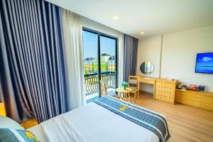 Una habitación de hotel con una cama y una ventana grande. en River Hotel Hạ Long, en Ha Long