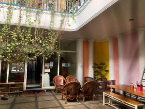 Posezení v ubytování MADOR Malang Dorm Hostel
