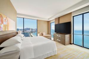 Postel nebo postele na pokoji v ubytování Sheraton Nha Trang Hotel & Spa