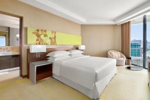 Postel nebo postele na pokoji v ubytování Sheraton Nha Trang Hotel & Spa