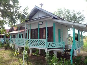 una casa con finiture blu e un portico di Bontai Riverside Cottages & Long-Stay Residences a Don Det