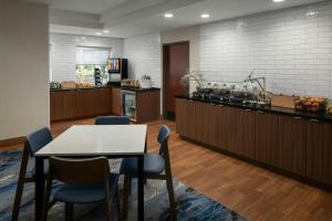 Kuchyň nebo kuchyňský kout v ubytování Fairfield Inn & Suites Portland South/Lake Oswego