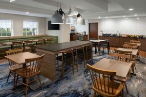 Restaurace v ubytování Fairfield Inn & Suites Portland South/Lake Oswego