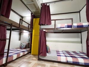 Postel nebo postele na pokoji v ubytování MADOR Malang Dorm Hostel