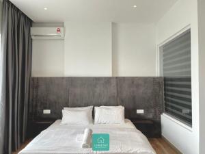 Postel nebo postele na pokoji v ubytování JOMSTAY Octagon Ipoh Suites