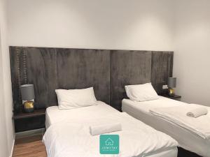 Postel nebo postele na pokoji v ubytování JOMSTAY Octagon Ipoh Suites