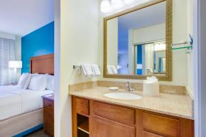 Postel nebo postele na pokoji v ubytování Residence Inn Midland