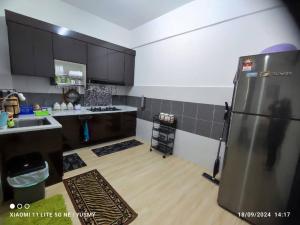 バヤンレパスにある3 Bedroom Apartment YuCasa Sg Nibong Penangの部屋にステンレス製の冷蔵庫を備えたキッチン