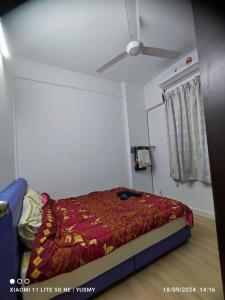 バヤンレパスにある3 Bedroom Apartment YuCasa Sg Nibong Penangのベッドと天井扇風機のある寝室