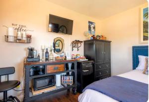a bedroom with a bed and a dresser with a television at County Poolhouse 20 Min SMF UC Davis Campus in Woodland