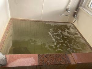 Ein Badezimmer in der Unterkunft コテージコッタロ