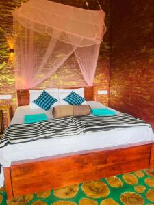 Rúm í herbergi á Nine Arch Jungle Inn