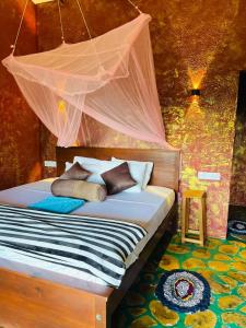 Postel nebo postele na pokoji v ubytování Nine Arch Jungle Inn
