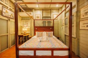 ein Schlafzimmer mit einem Bett mit einem Hund drauf in der Unterkunft The Anonymous House in Bangkok