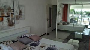 Giường trong phòng chung tại Joli Studio Vue Sur Mer