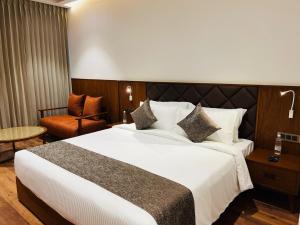 Gokulam Grand Kozhikode客房内的一张或多张床位